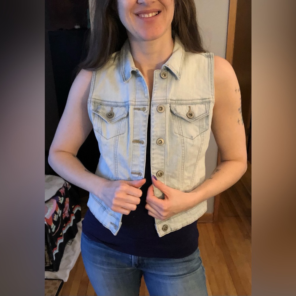 Cute blue jean vest. Never worn, like new! Size: S. Brand: Reitmans Jeans